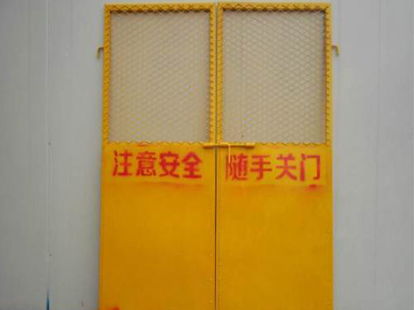 电梯井门